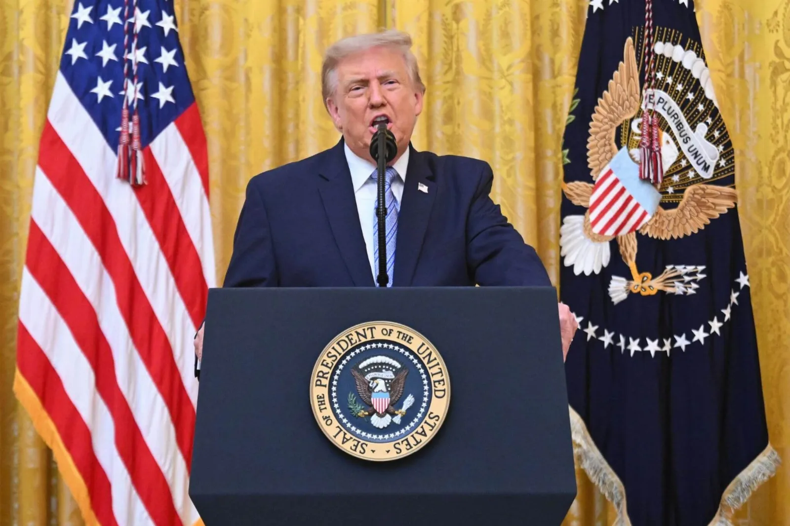 Pantallas de control de varias cadenas de noticias estadounidenses mostrando el discurso de Trump