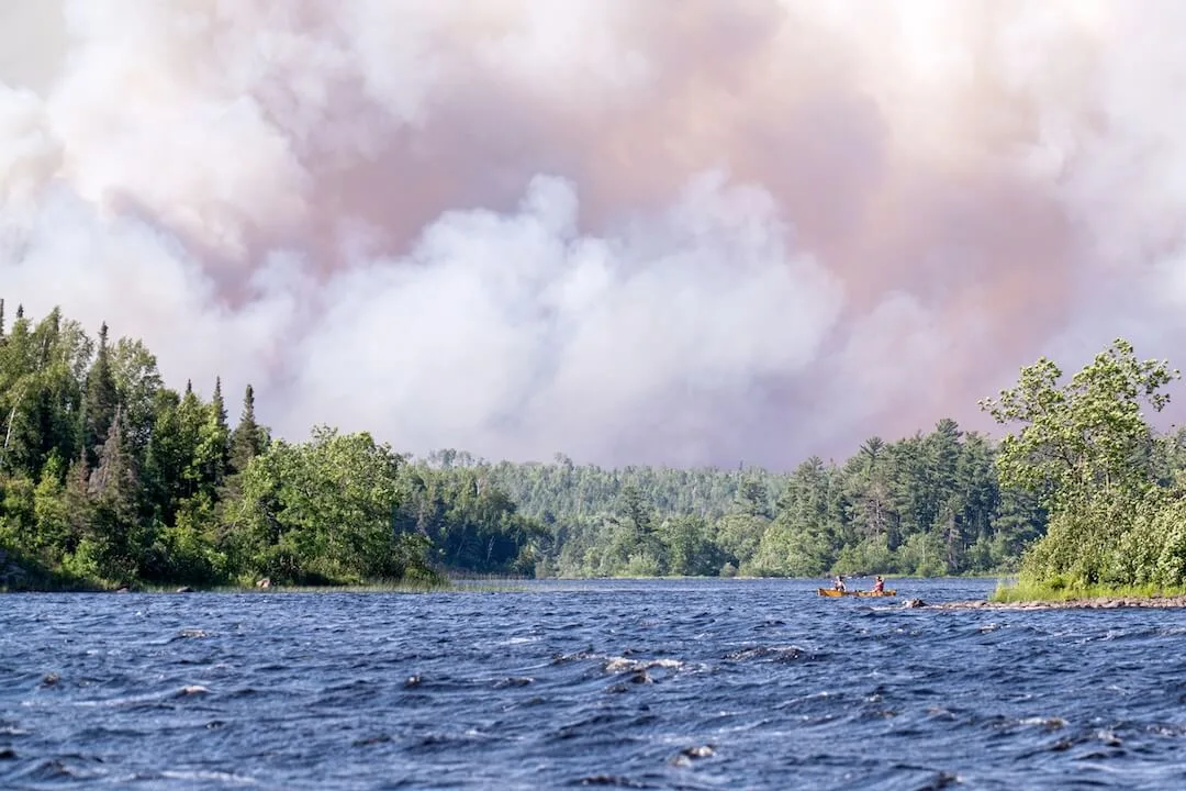 Columna de humo espeso elevándose sobre el bosque de Boundary Waters Canoe Area